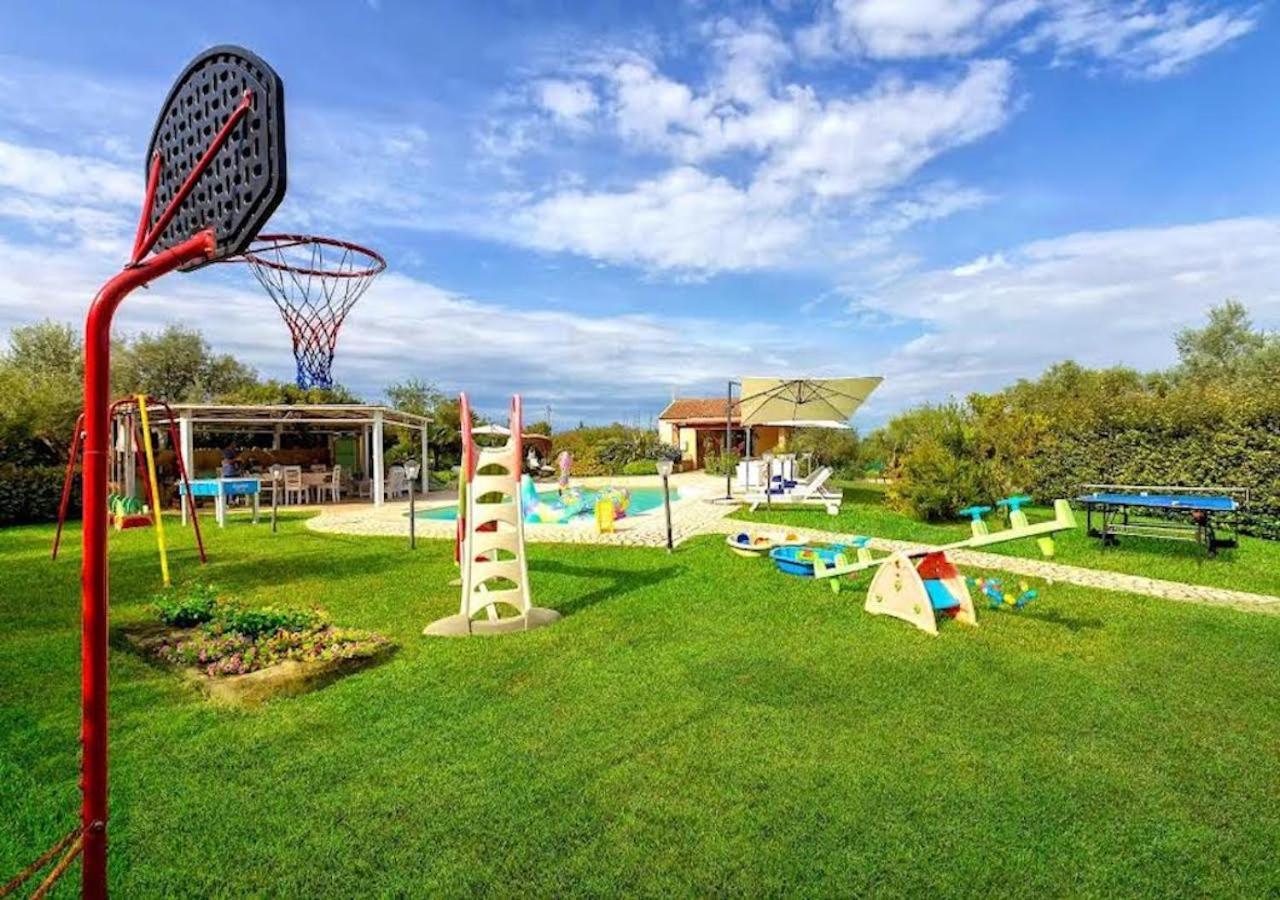 Villa Dolores , With A Spectacular Swimming Pool With Hydromassage And A Big Garden For The Children - Iun S3325 *