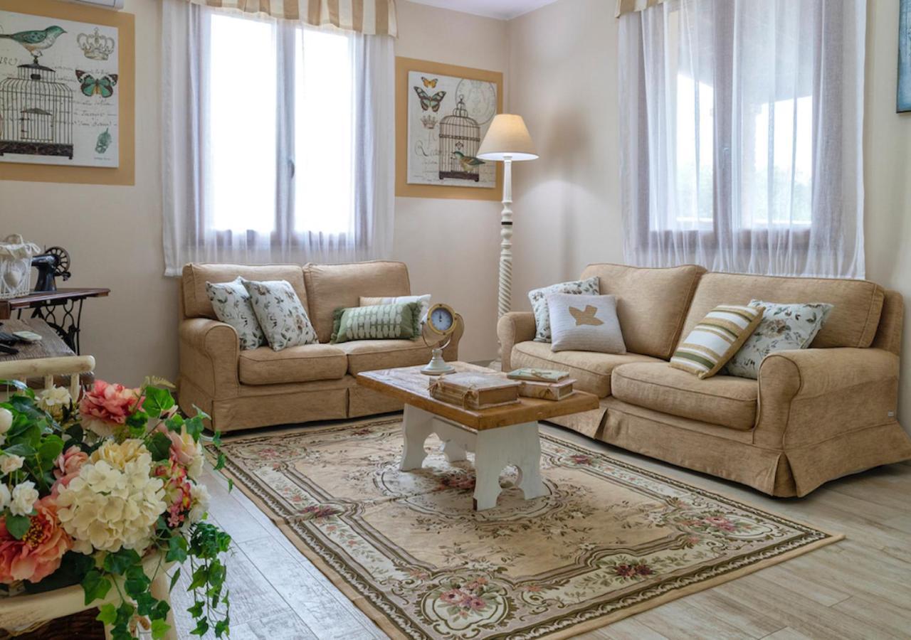 Villa Dolores , With A Spectacular Swimming Pool With Hydromassage And A Big Garden For The Children - Iun S3325 *